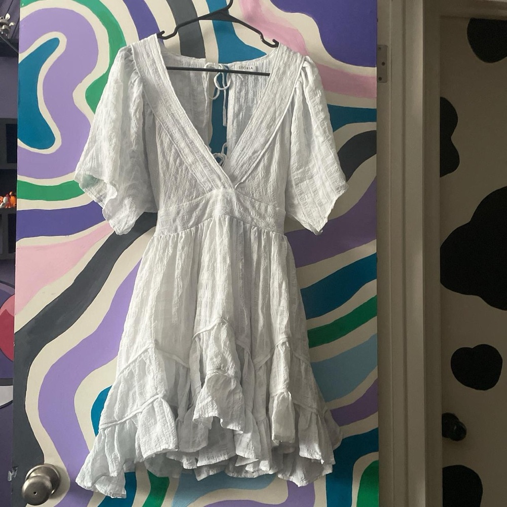 Storia White Flowy Short Dress